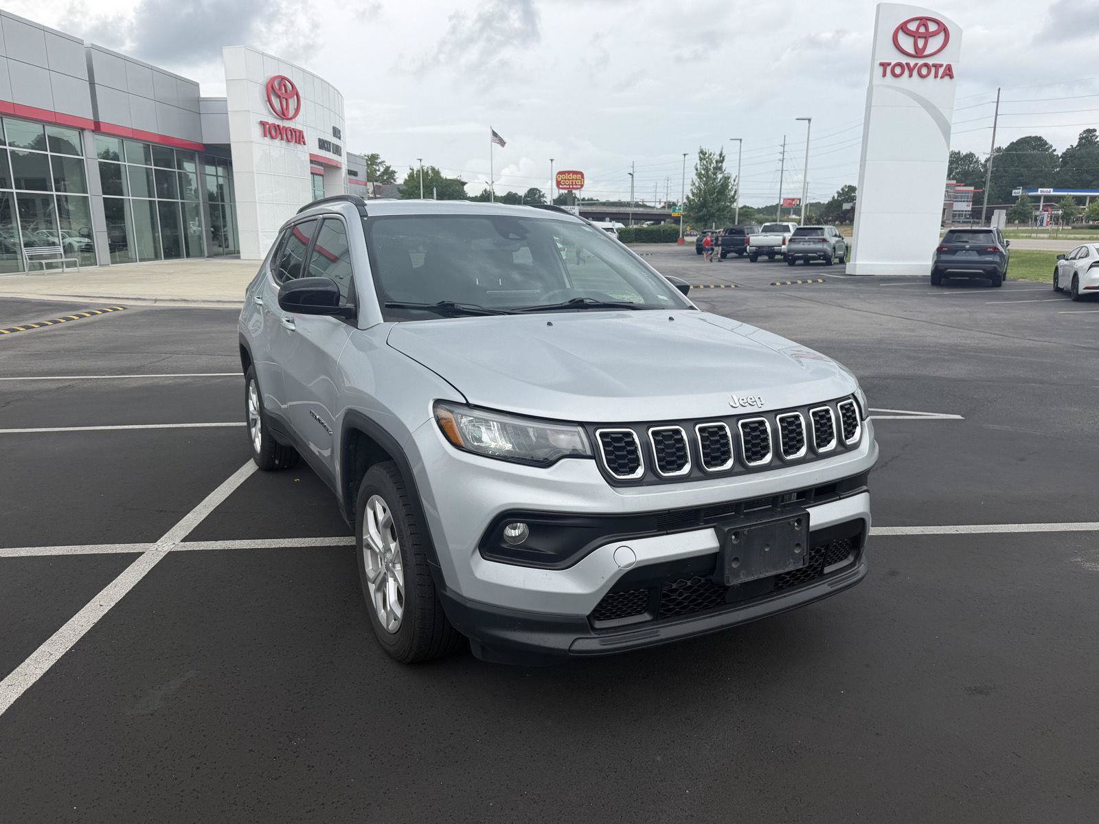 Used 2024 Jeep Compass Latitude AWD/4WD image 3