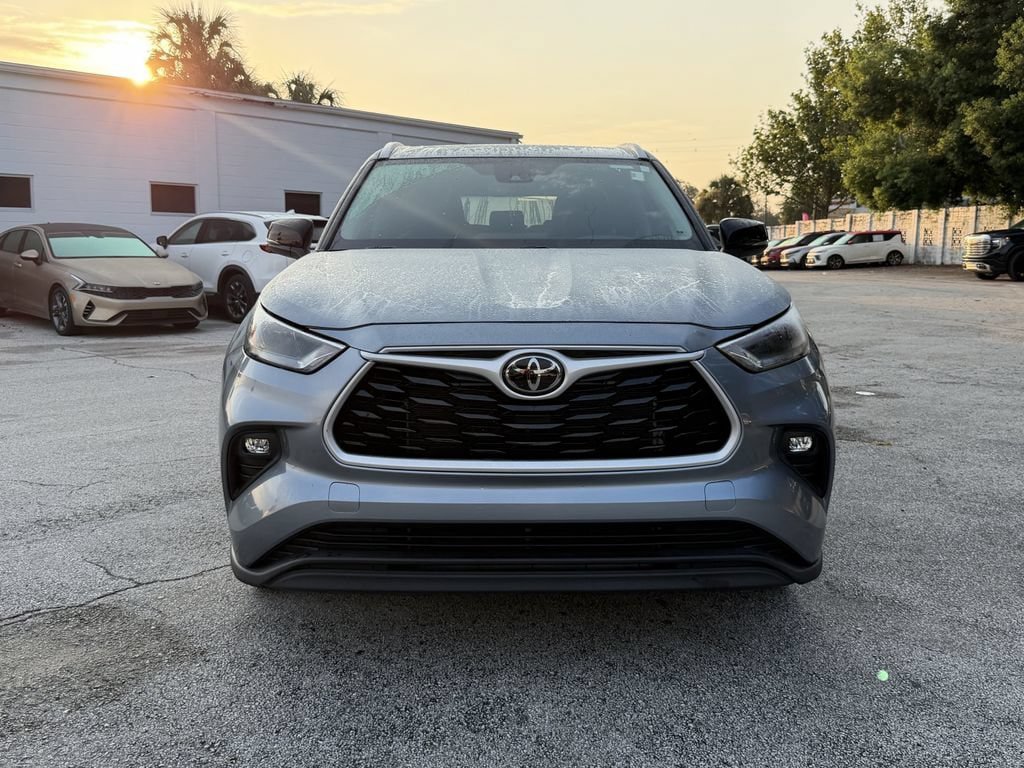 Used 2024 Toyota Highlander XLE FWD image 3