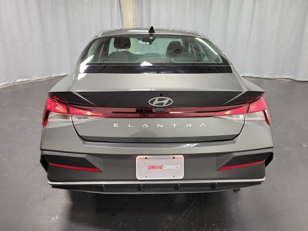 Used 2025 Hyundai Elantra SE image 7