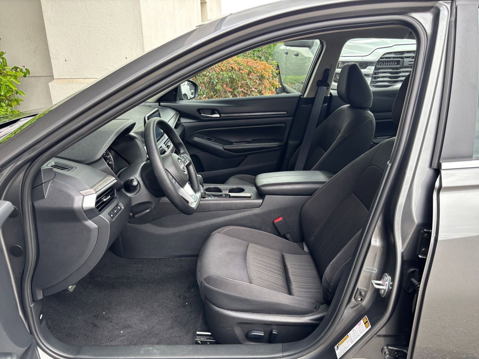 Used 2025 Nissan Altima 2.5 SV FWD image 28