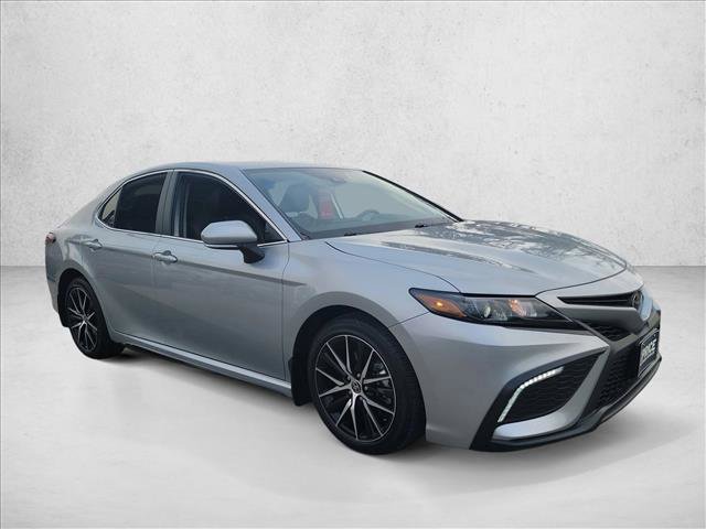 Used 2024 Toyota Camry SE image 3
