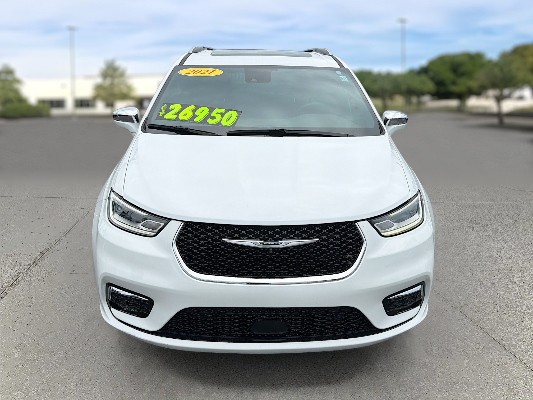 Used 2021 Chrysler Pacifica Limited w/ Uconnect Theater Family Group AWD/4WD image 2