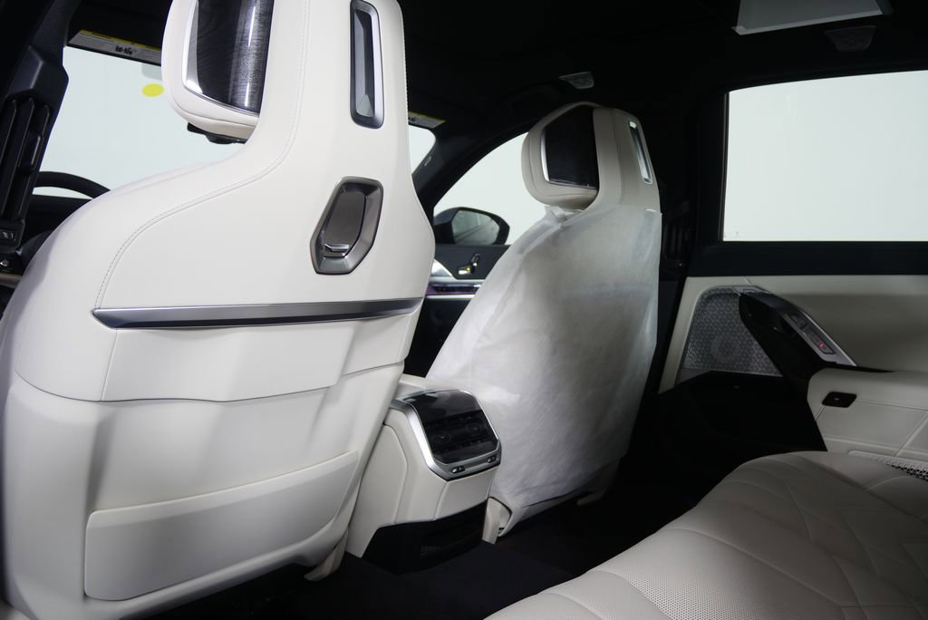 Used 2026 BMW 750e xDrive w/ Executive Package image 17