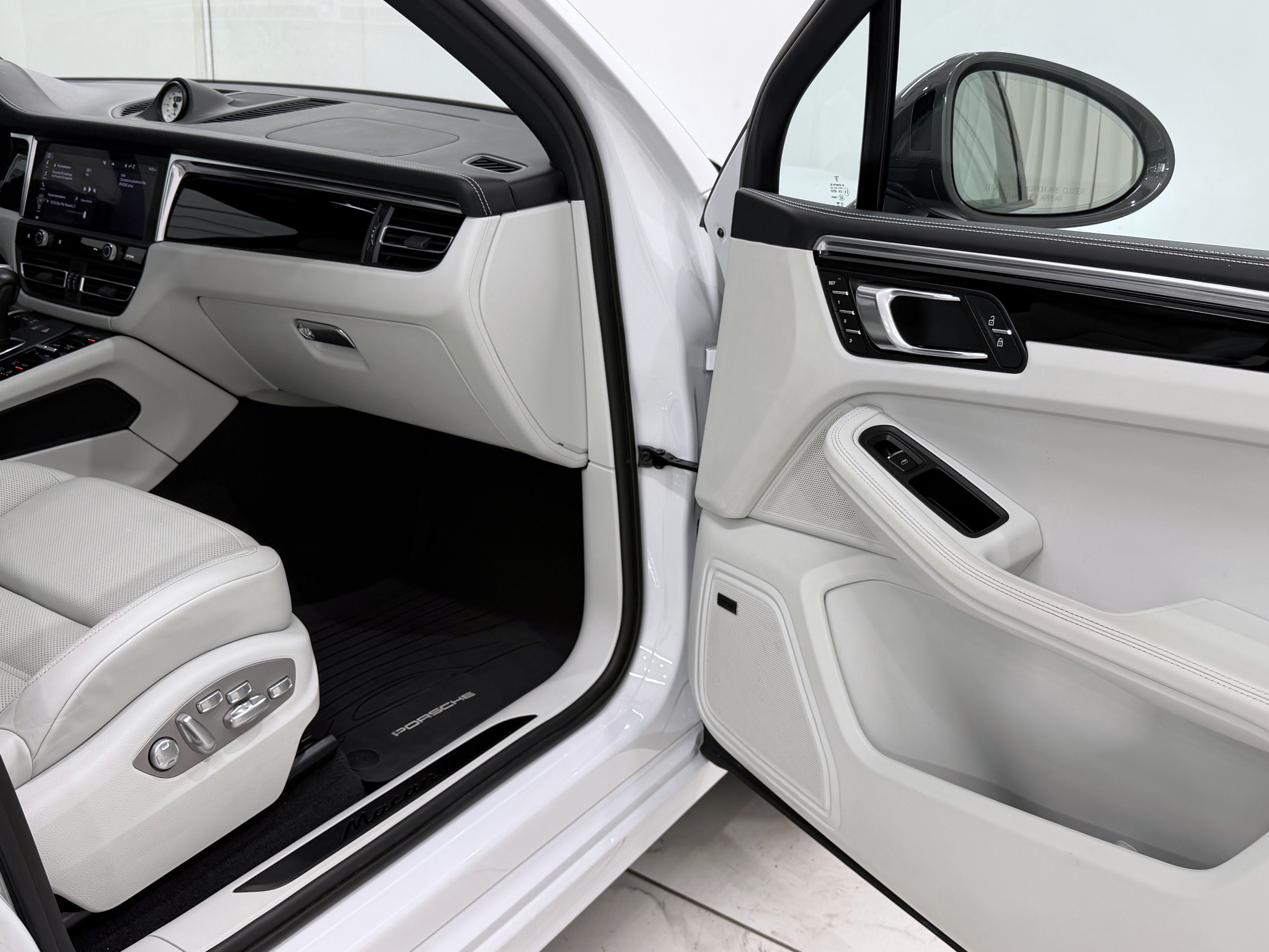 Certified 2023 Porsche Macan Turbo AWD/4WD image 23