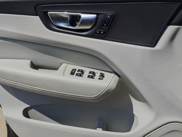 Used 2021 Volvo XC60 T5 Momentum w/ Premium Package FWD image 16