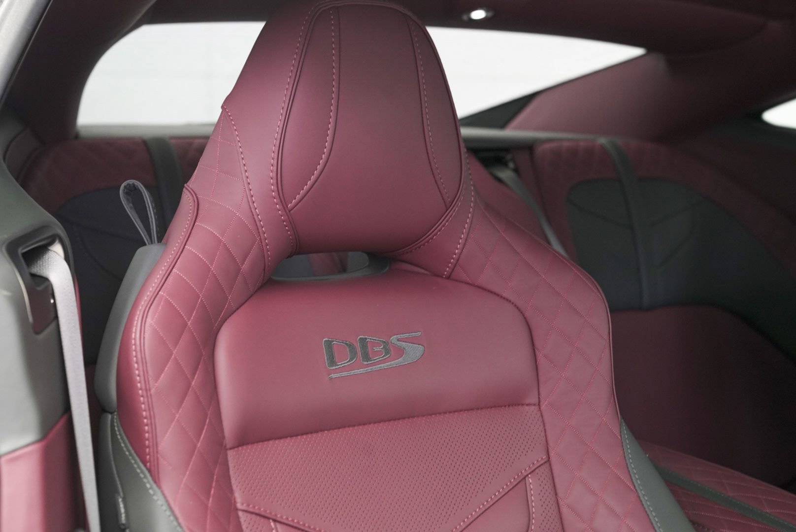 Used 2023 Aston Martin DBS Coupe image 33