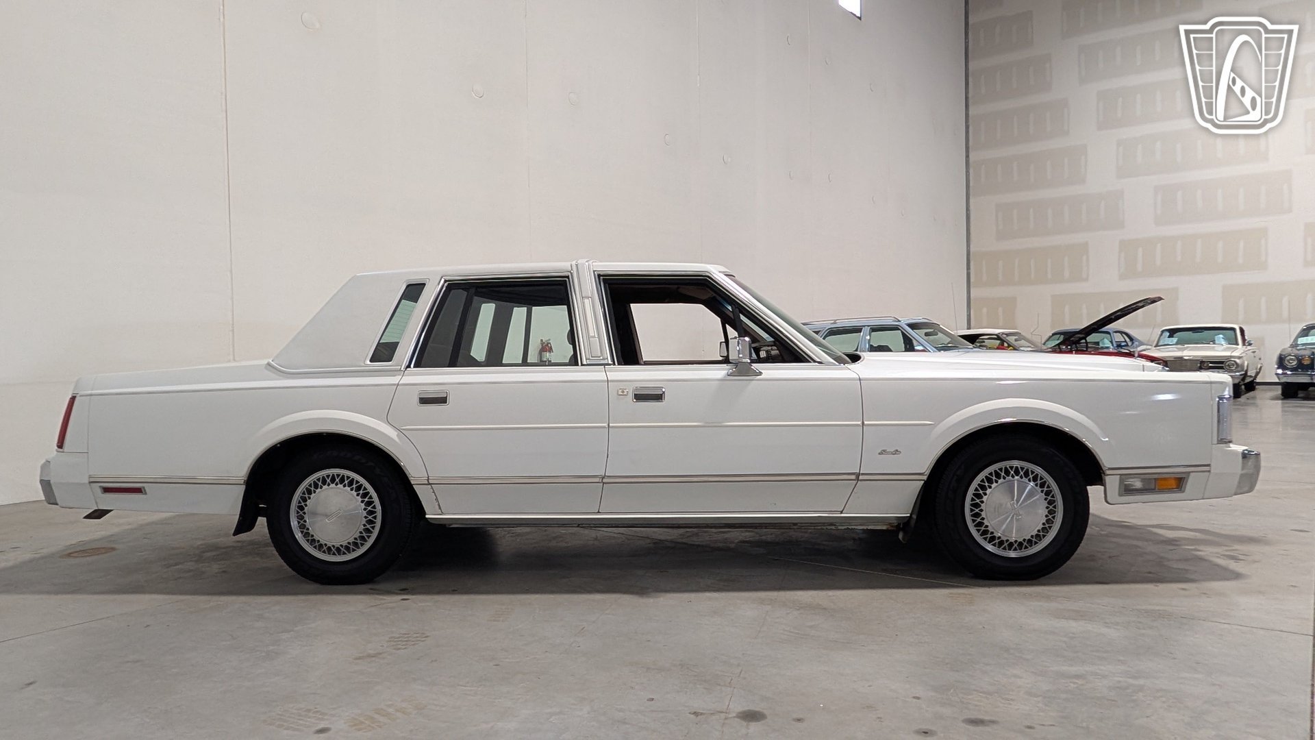 Used 1988 Lincoln Town Car RWD image 15