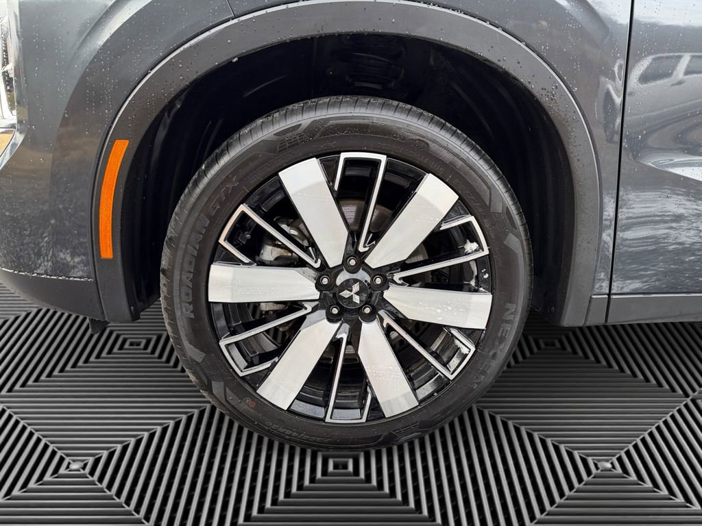 Used 2025 Mitsubishi Outlander SE image 9