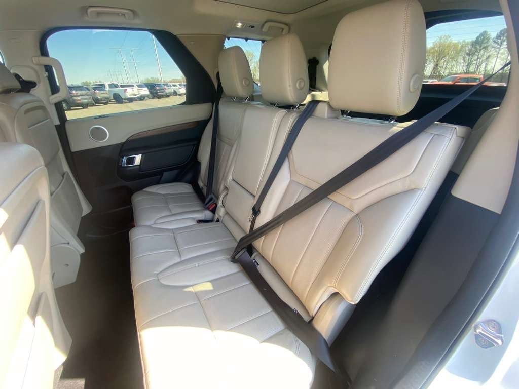 Used 2017 Land Rover Discovery HSE image 8