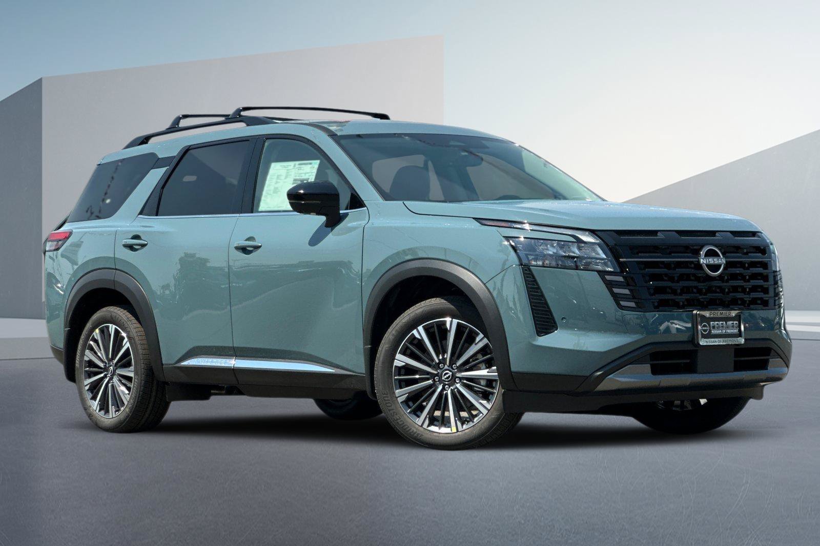New 2026 Nissan Pathfinder Platinum FWD image 2
