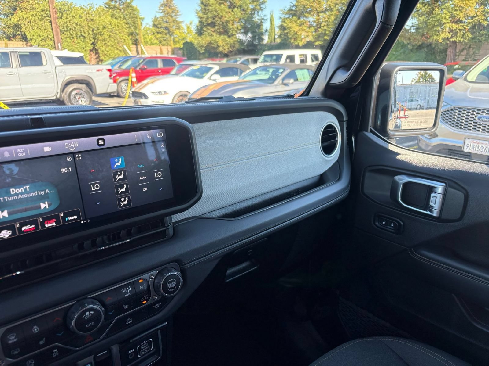 Used 2025 Jeep Wrangler Unlimited Sahara AWD/4WD image 35