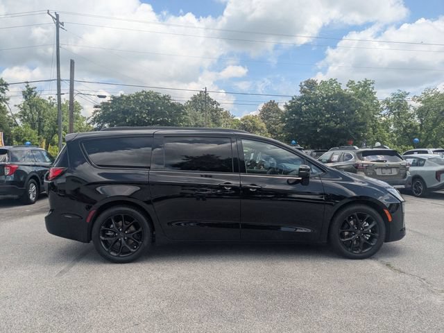 New 2027 Chrysler Pacifica Limited FWD image 2