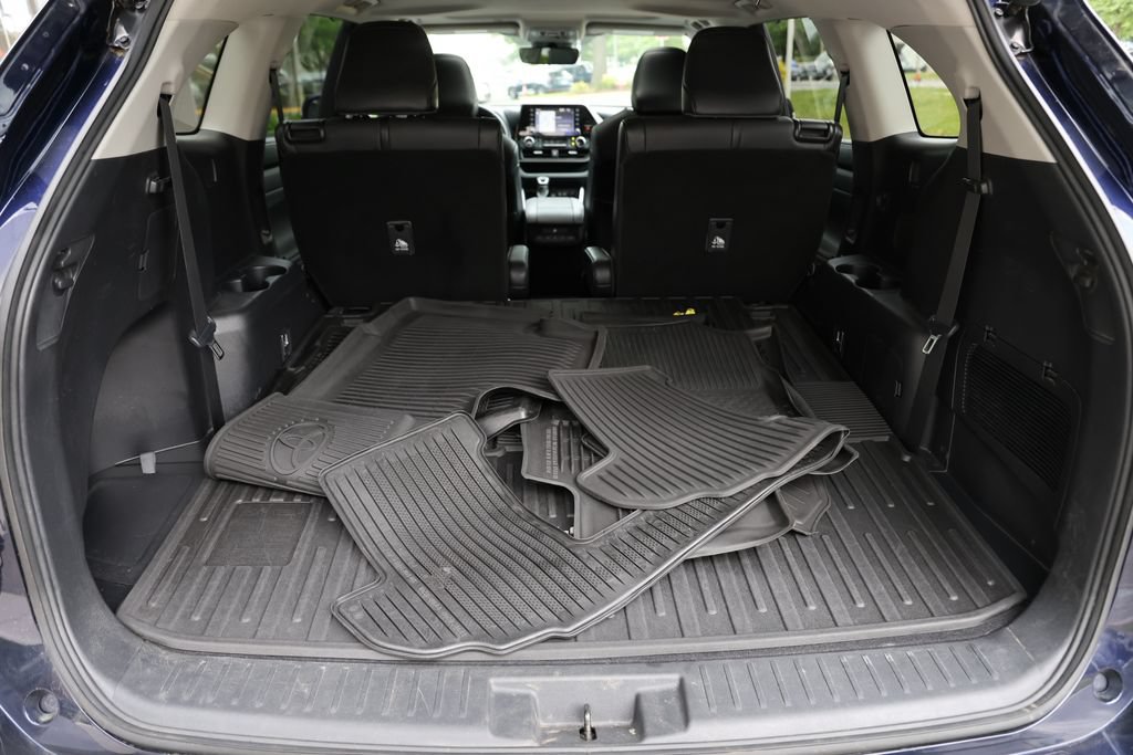 Used 2021 Toyota Highlander XLE AWD/4WD image 9