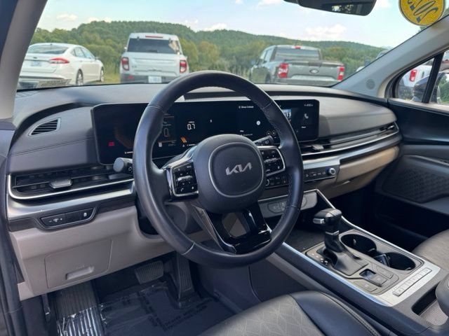 Used 2025 Kia Carnival FWD image 26