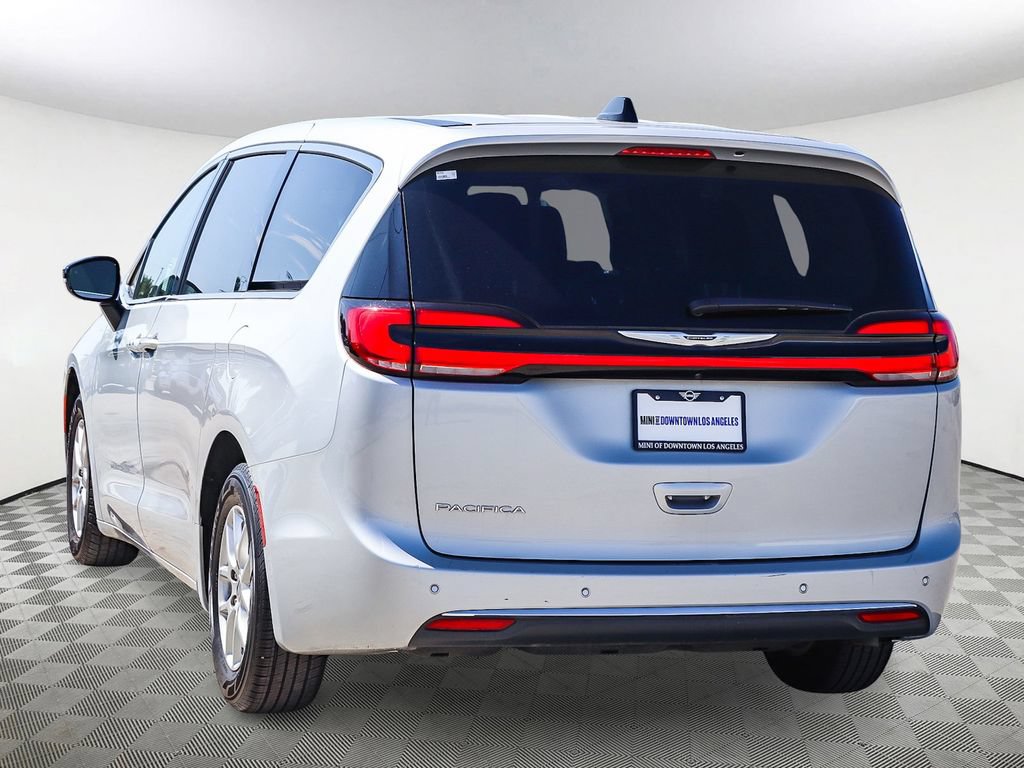 Used 2024 Chrysler Pacifica Touring-L FWD image 8