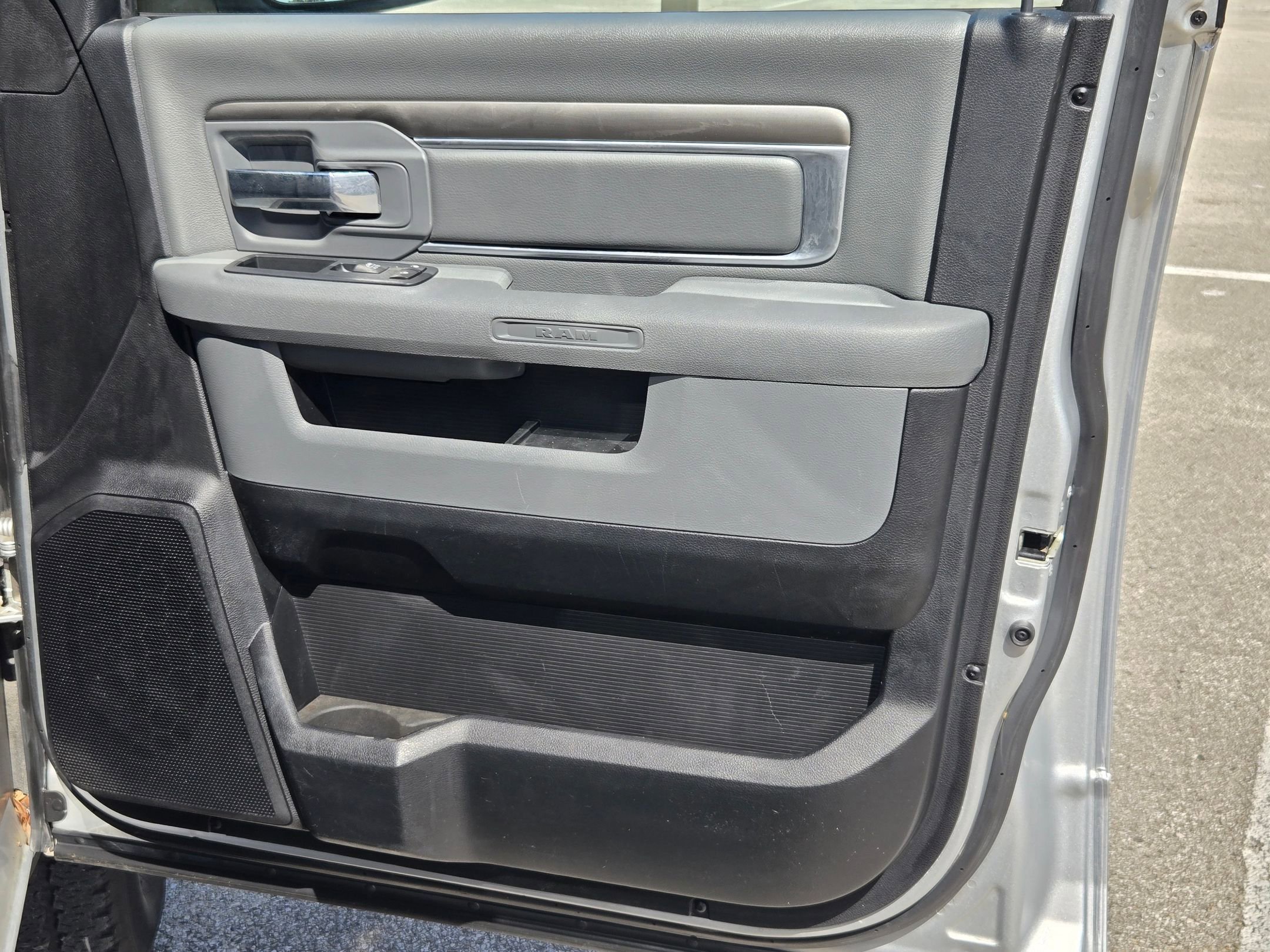 Used 2016 RAM 2500 SLT image 28