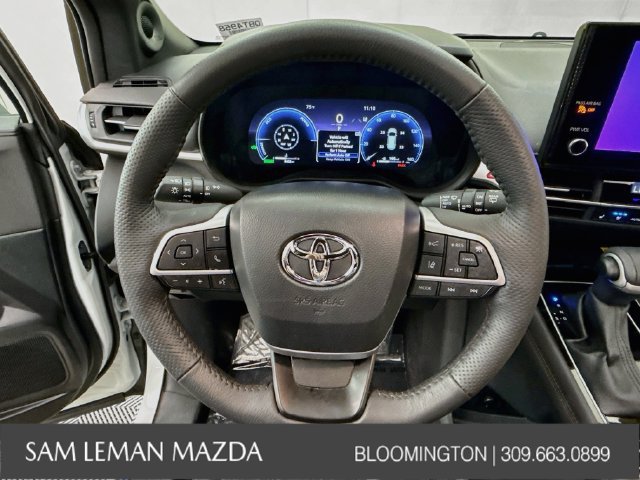 Used 2025 Toyota Sienna Platinum AWD/4WD image 16