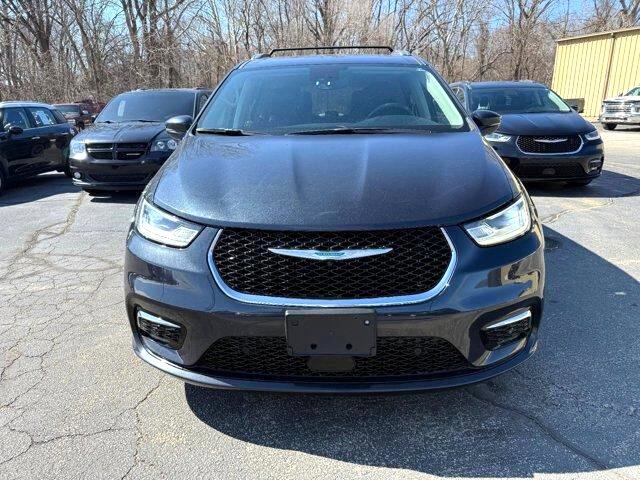 Used 2021 Chrysler Pacifica Touring-L w/ Uconnect Theater Family Group image 4