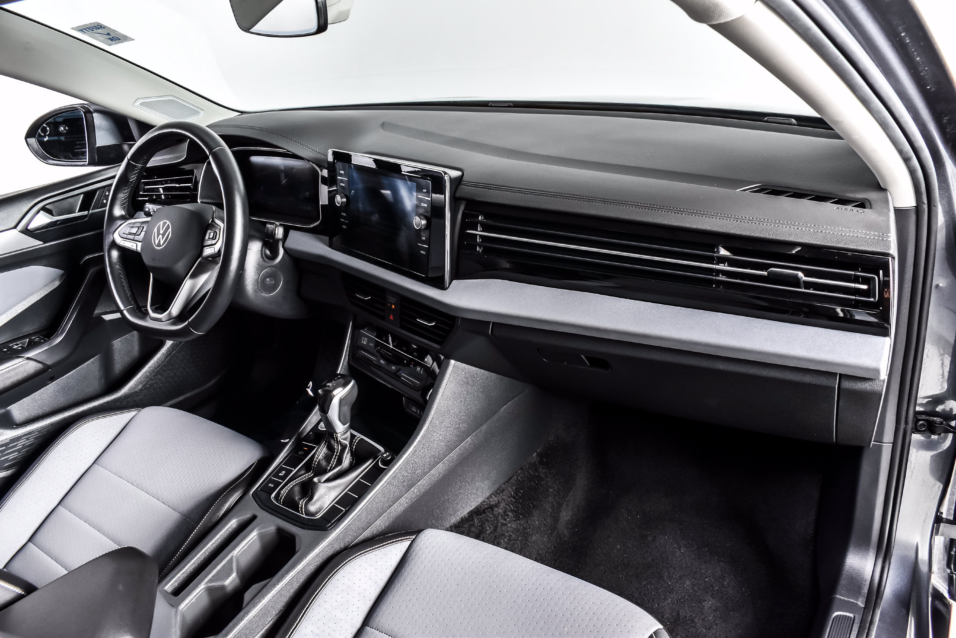 Used 2025 Volkswagen Jetta SE FWD image 22