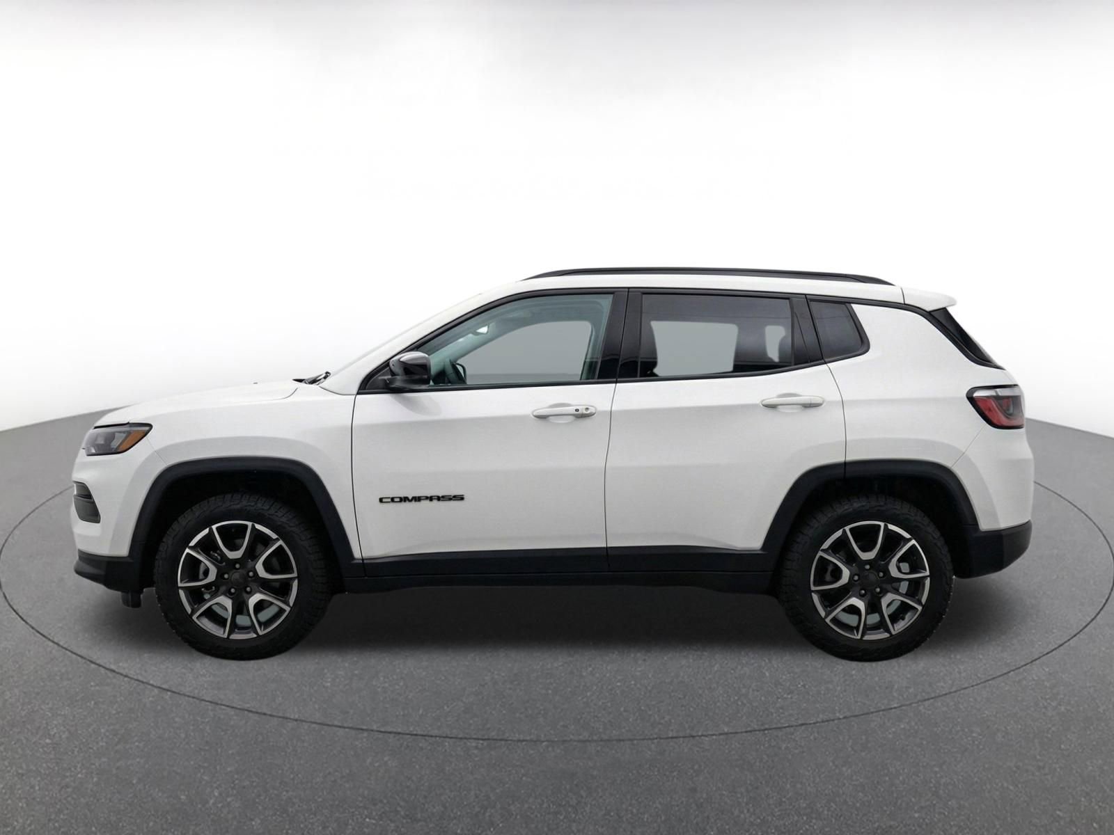 Used 2025 Jeep Compass Trailhawk AWD/4WD image 4