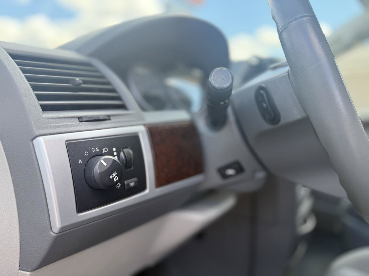 Used 2010 Chrysler Town & Country Touring FWD image 39
