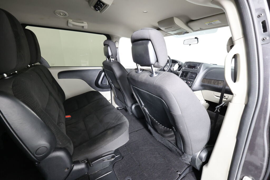 Used 2017 Dodge Grand Caravan SE image 18