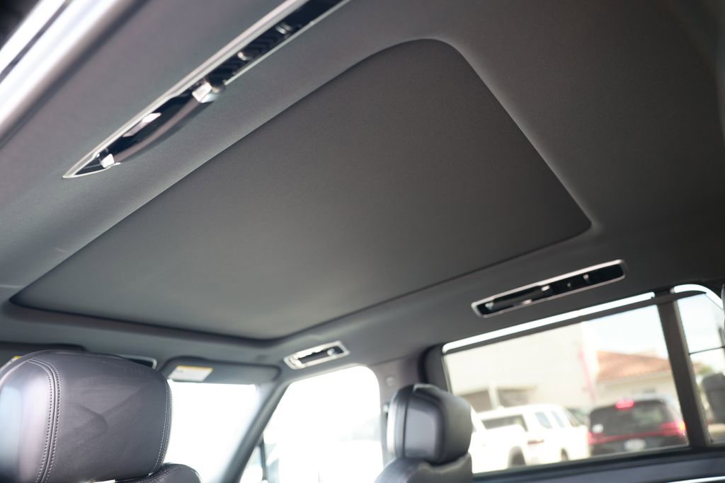 Used 2025 Land Rover Range Rover Long Wheelbase SE image 34