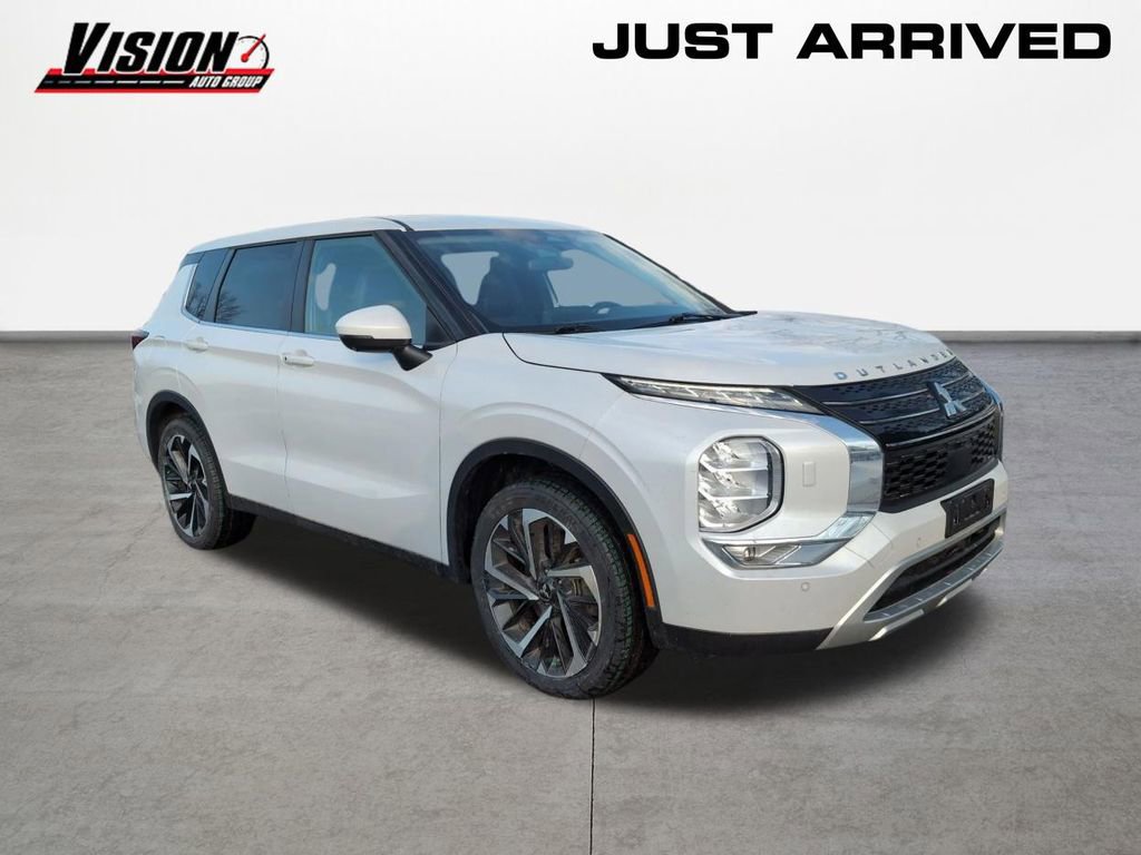 Used 2023 Mitsubishi Outlander SE image 3