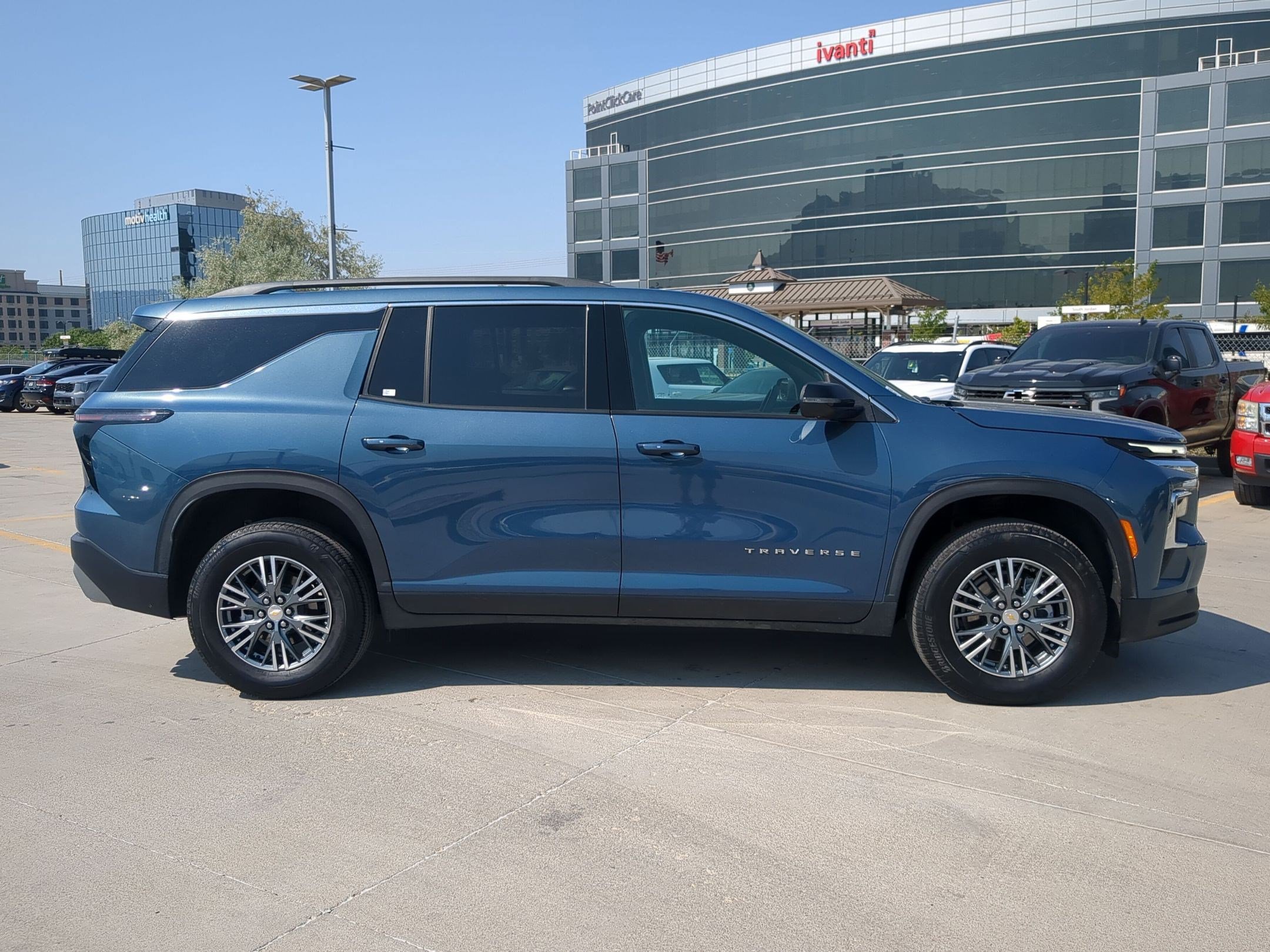Used 2024 Chevrolet Traverse LT w/ Trailering Package FWD image 7