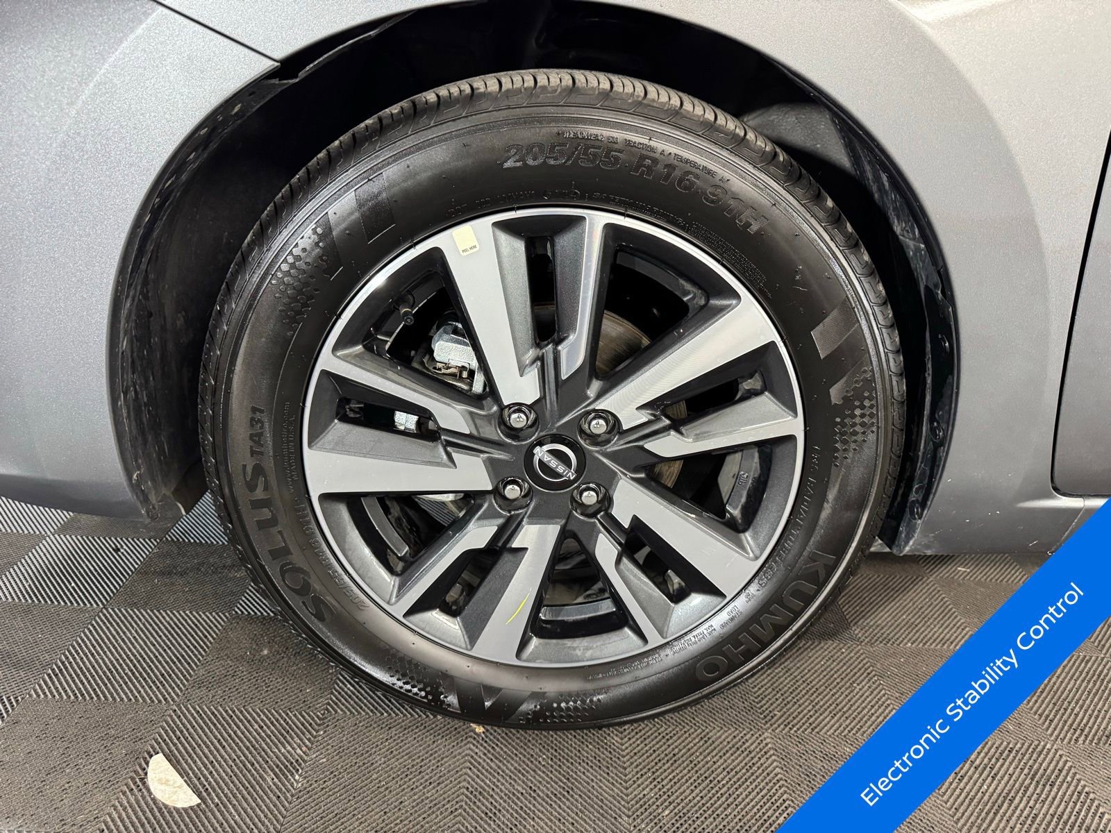 Used 2025 Nissan Versa SV image 9