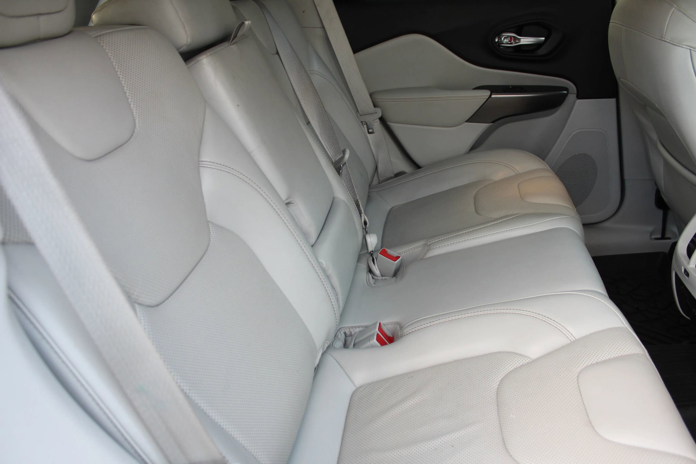 Used 2019 Jeep Cherokee Limited image 15