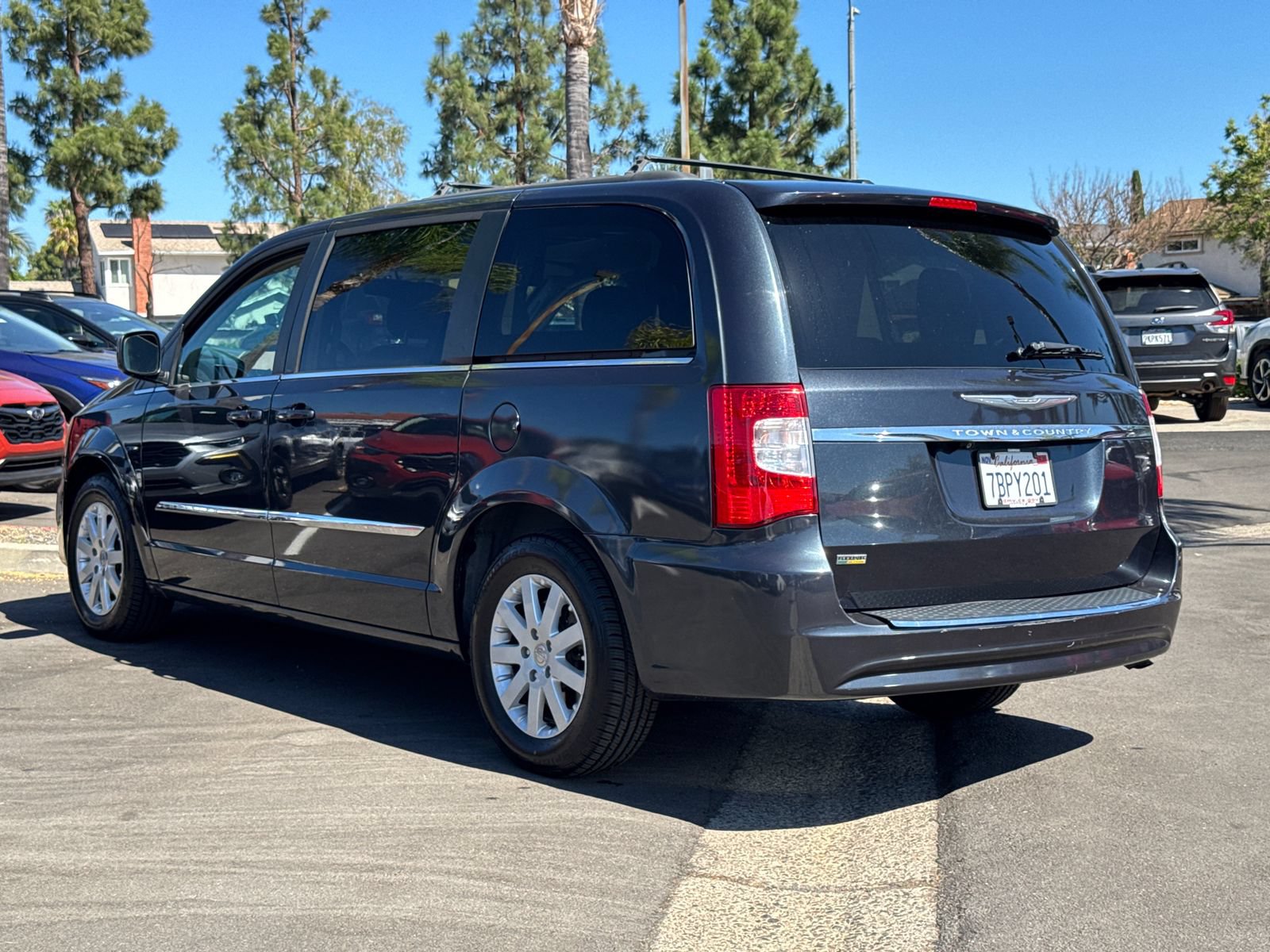 Used 2014 Chrysler Town & Country Touring FWD image 7