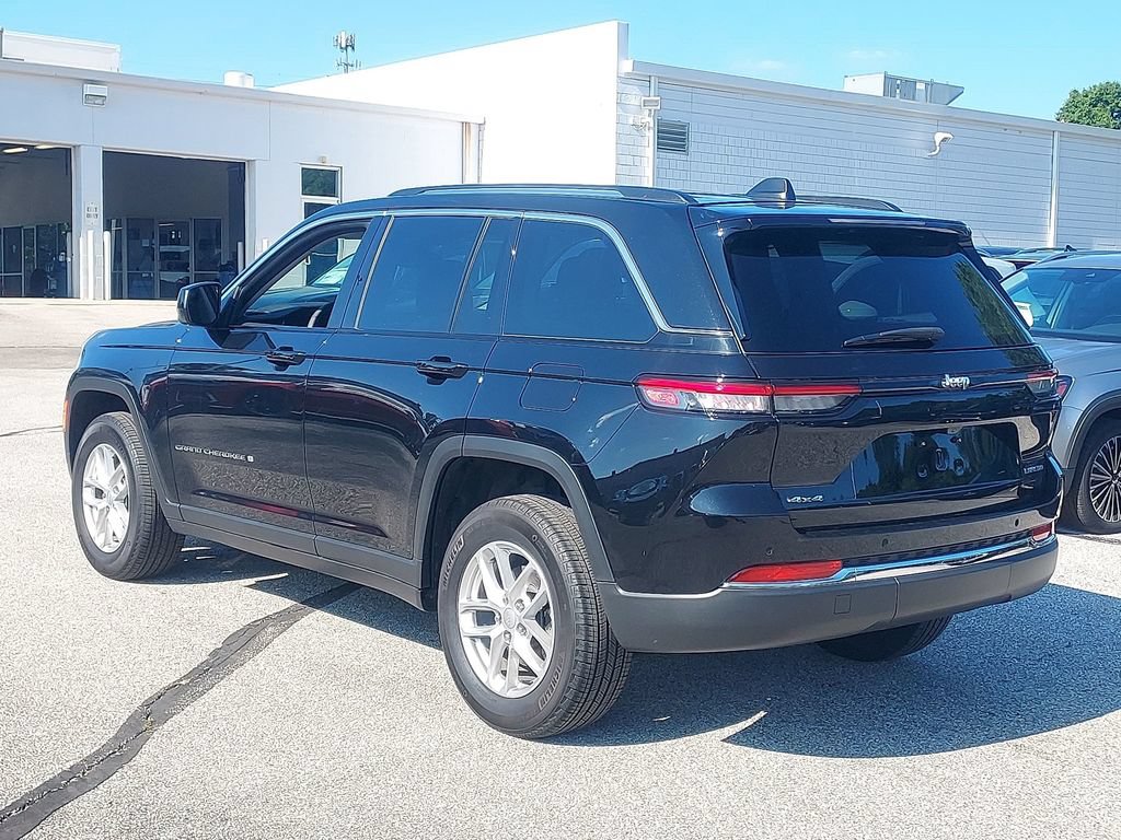 Used 2023 Jeep Grand Cherokee Laredo w/ Luxury Tech Group I AWD/4WD image 5