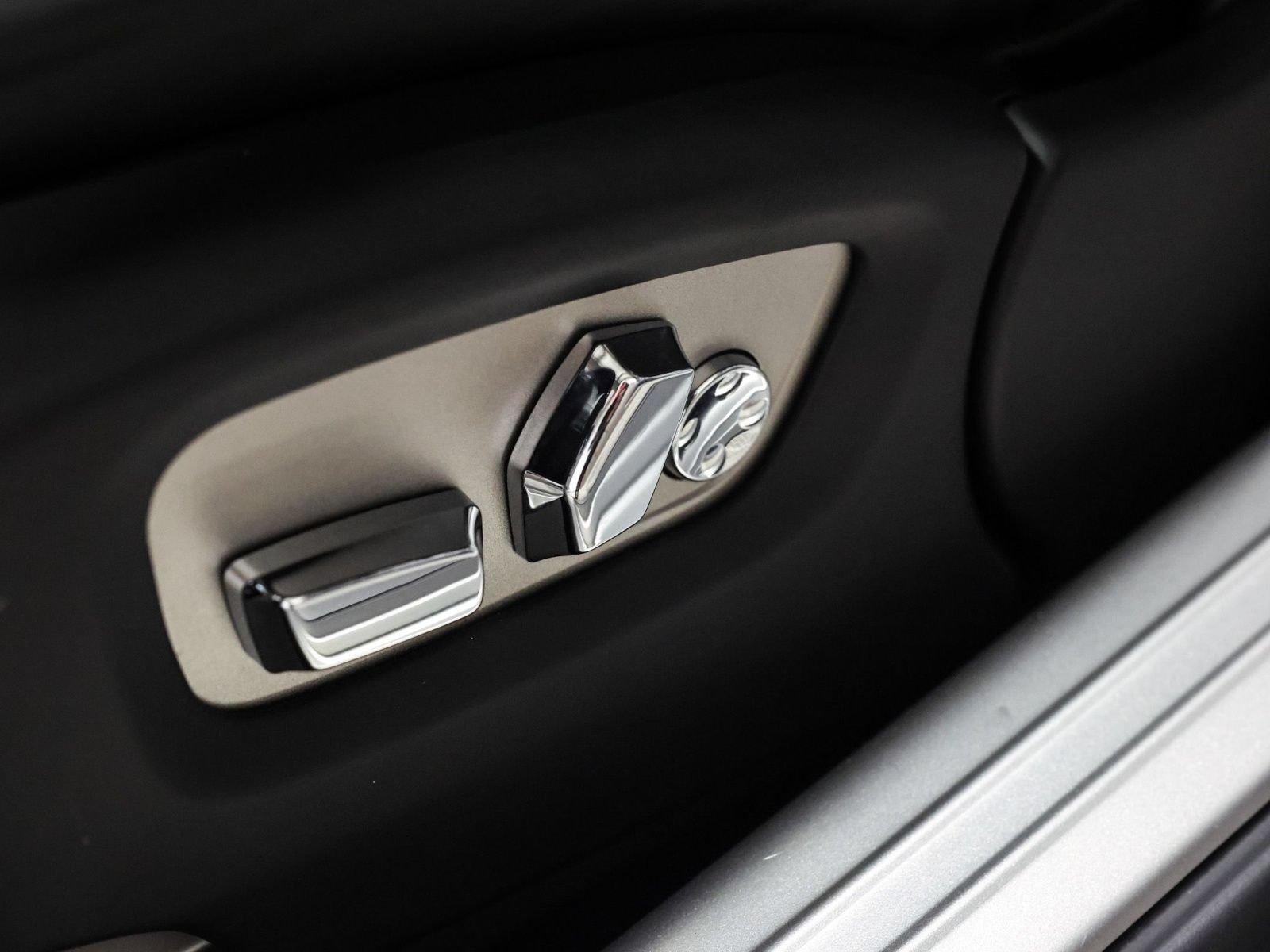 Used 2019 Rolls-Royce Wraith RWD image 36