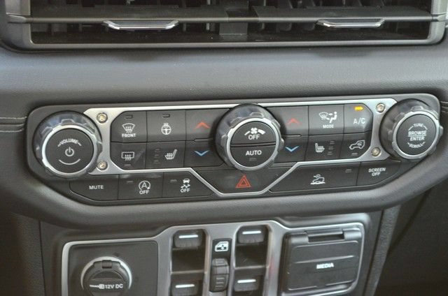 Used 2025 Jeep Wrangler Unlimited Sahara AWD/4WD image 31