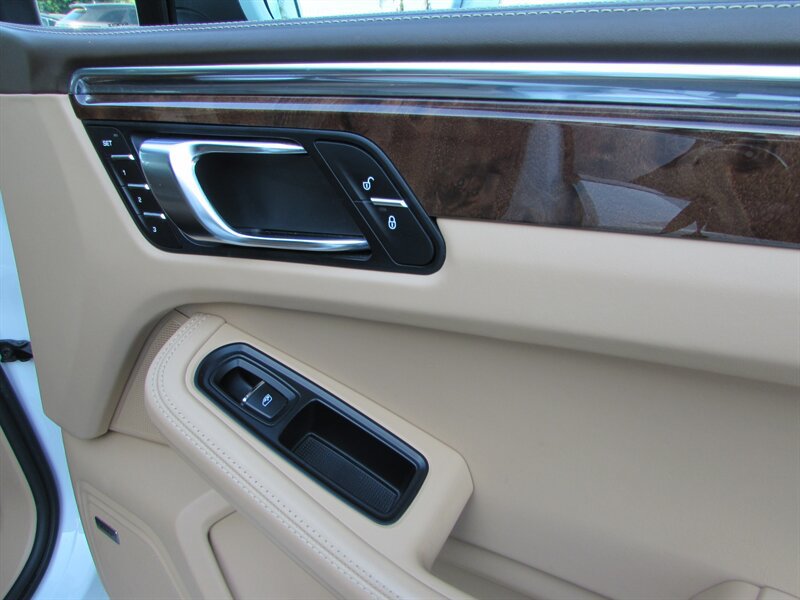 Used 2016 Porsche Macan Turbo AWD/4WD image 32