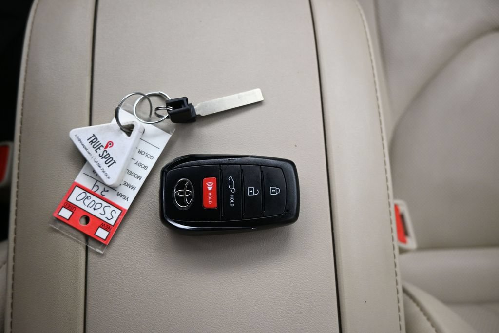 Used 2024 Toyota Highlander Limited AWD/4WD image 15
