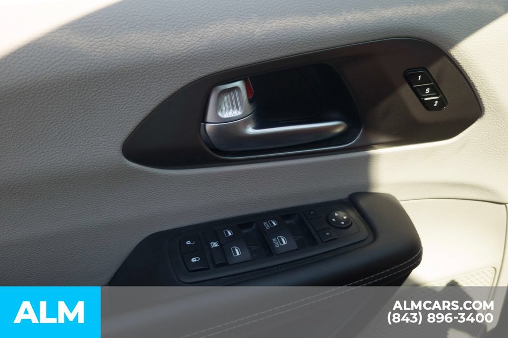 Used 2024 Chrysler Pacifica Touring-L FWD image 12