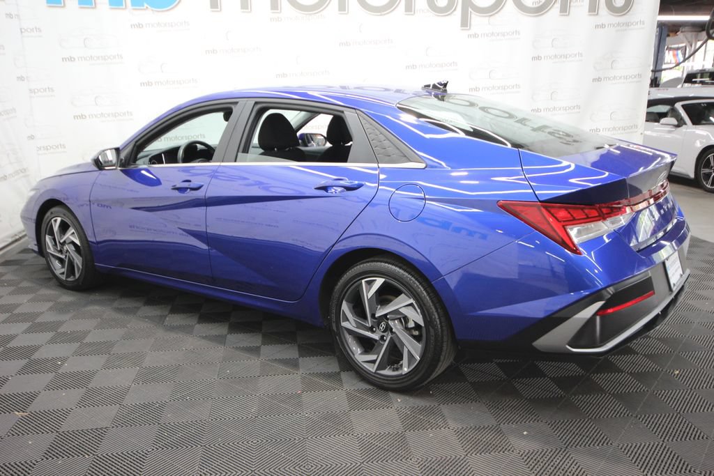 Used 2025 Hyundai Elantra SEL FWD image 3