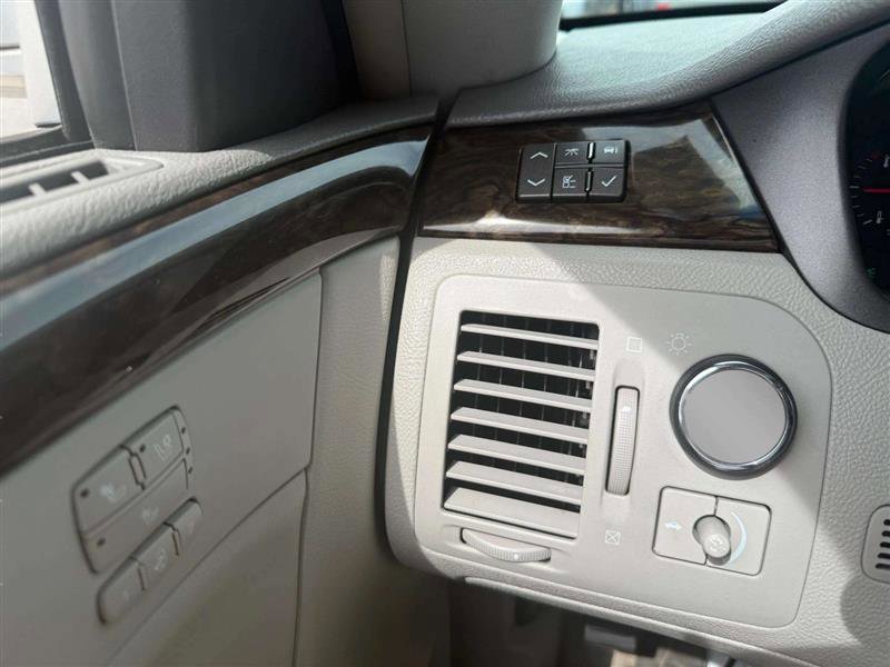 Used 2011 Cadillac DTS Luxury image 31