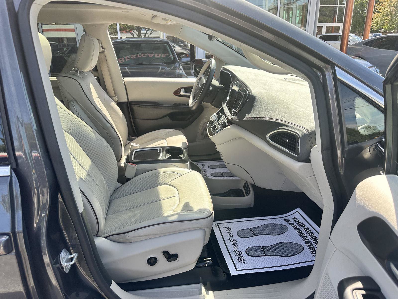 Used 2018 Chrysler Pacifica Limited w/ Tire & Wheel Group FWD image 10