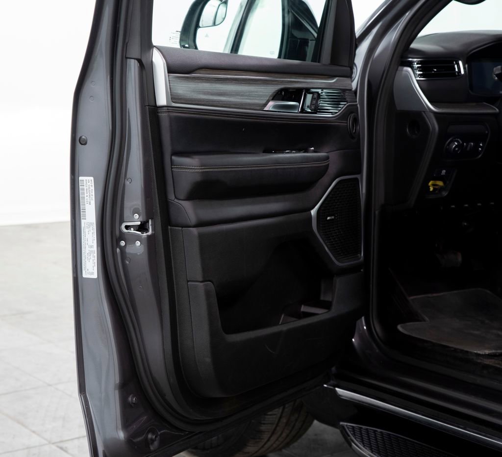 Used 2024 Jeep Wagoneer L Series III w/ Flexible Seating Group image 7