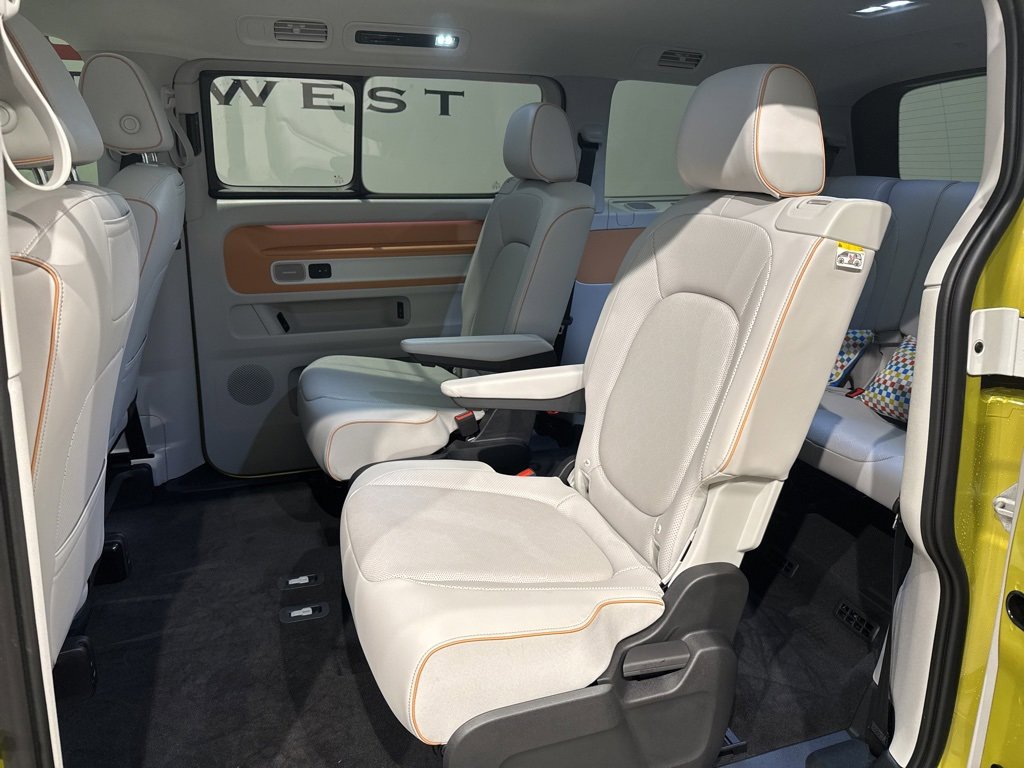 Used 2025 Volkswagen ID. Buzz 1st Edition image 32