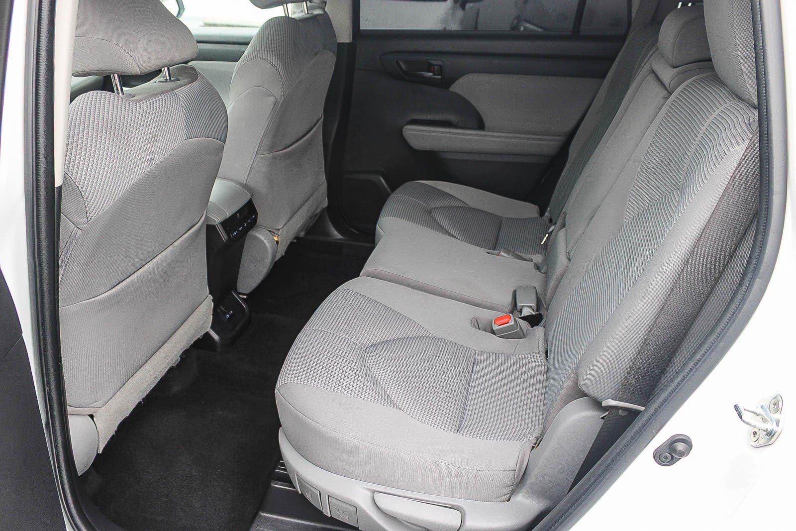 Used 2022 Toyota Highlander LE FWD image 19