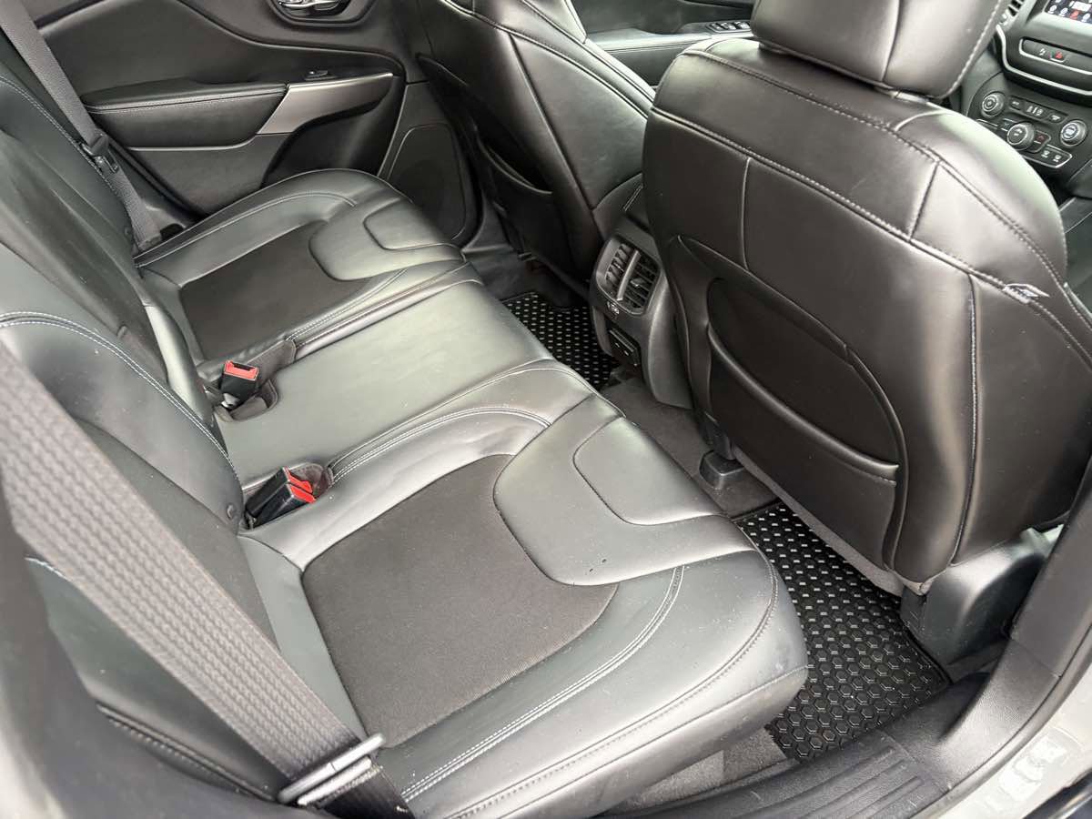 Used 2019 Jeep Cherokee Latitude Plus w/ Cold Weather Group AWD/4WD image 24