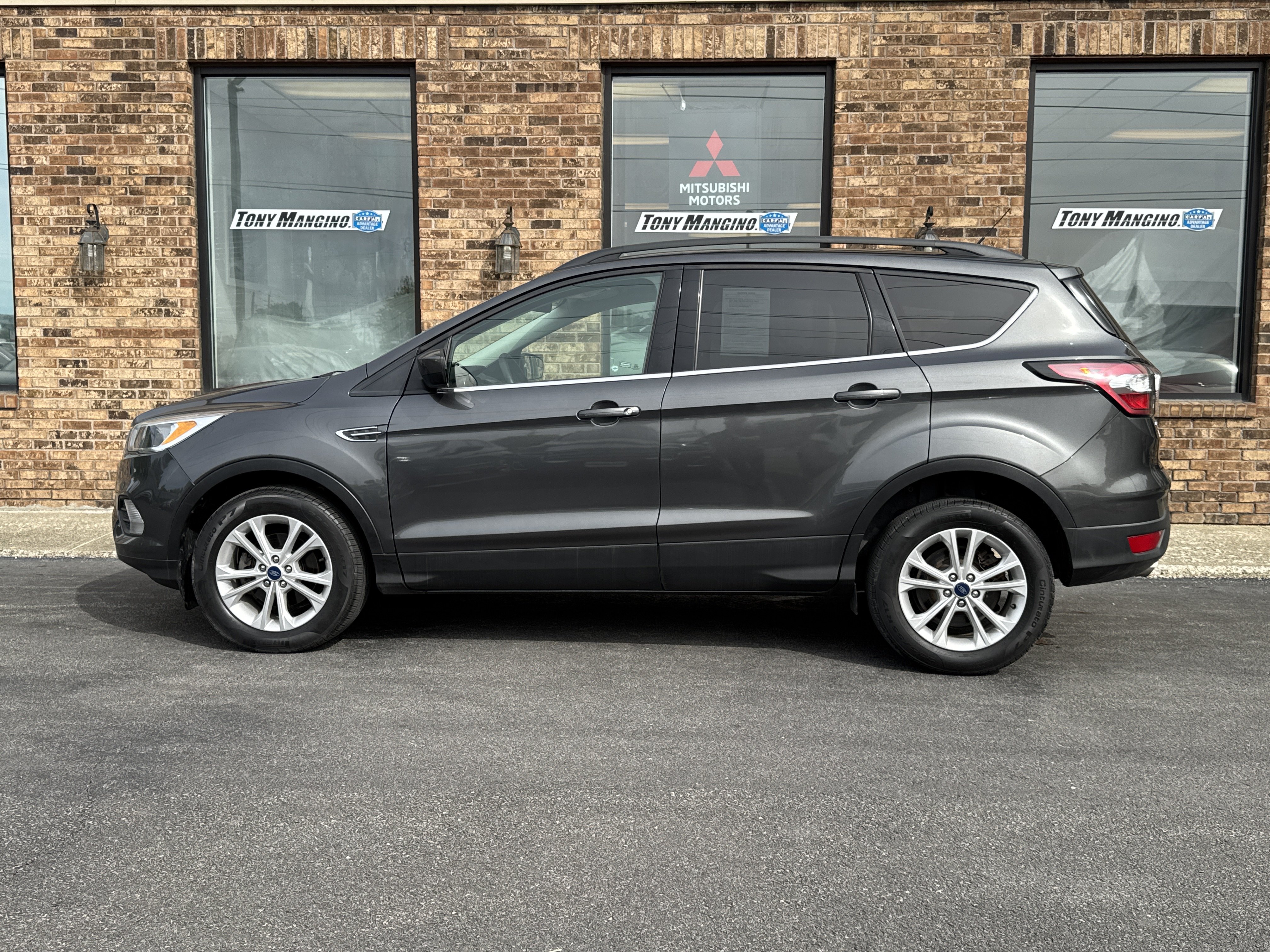 Used 2018 Ford Escape SE FWD image 2