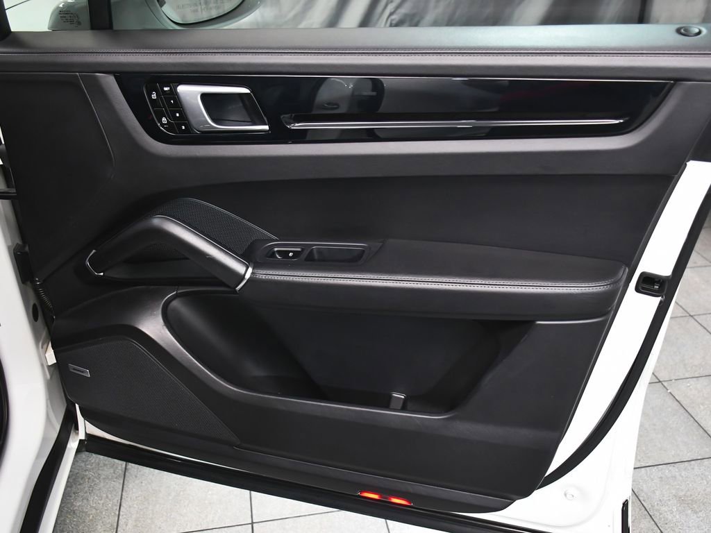 Used 2021 Porsche Cayenne GTS w/ Premium Package Plus AWD/4WD image 17