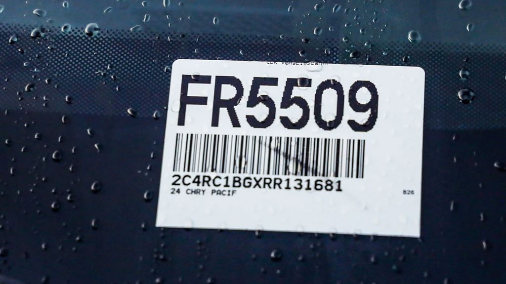 Certified 2024 Chrysler Pacifica Touring-L image 33