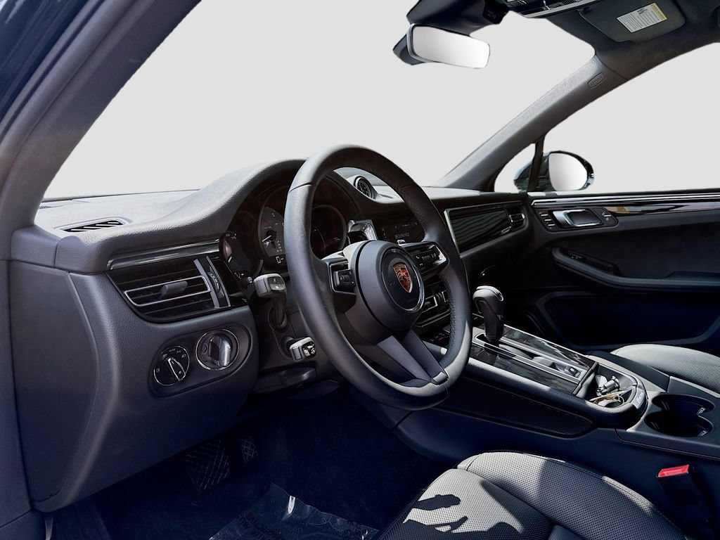 Certified 2025 Porsche Macan S AWD/4WD image 4