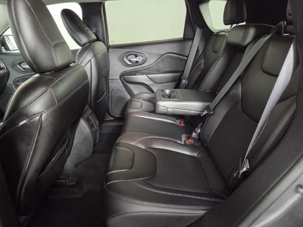 Used 2019 Jeep Cherokee Latitude Plus FWD image 23